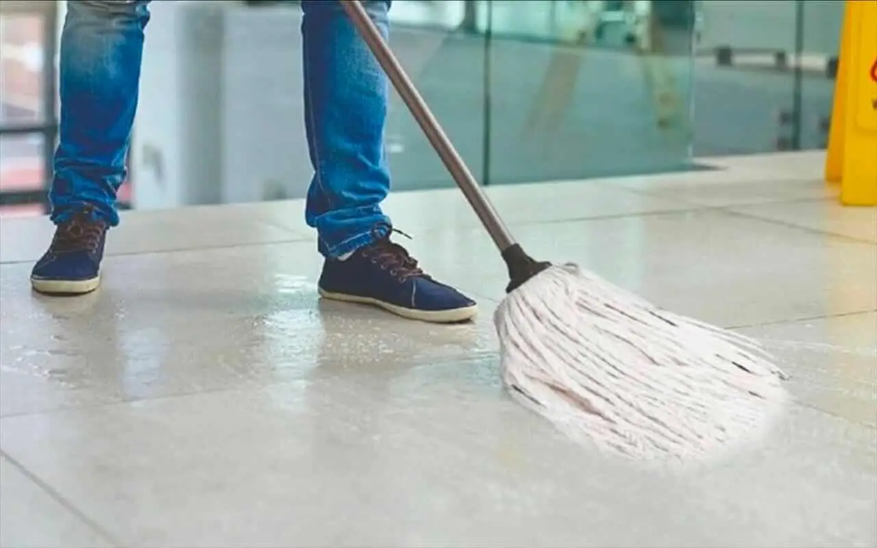 SS - Secchio con acqua calda su pavimento domestico